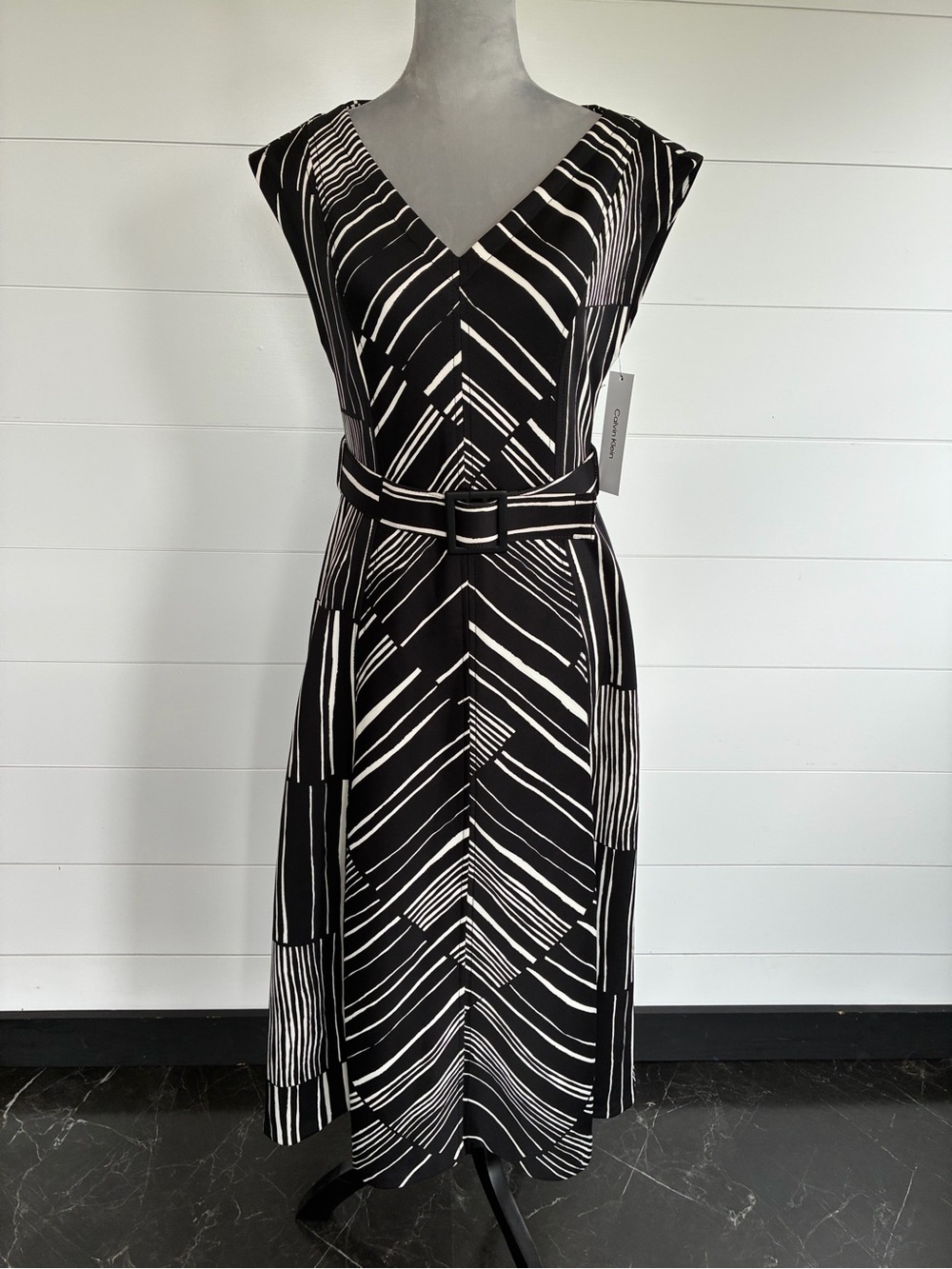 Calvin Klein Black and White Geometric V‑Neck Belted Midi Dress Sz 6 NWT/0288